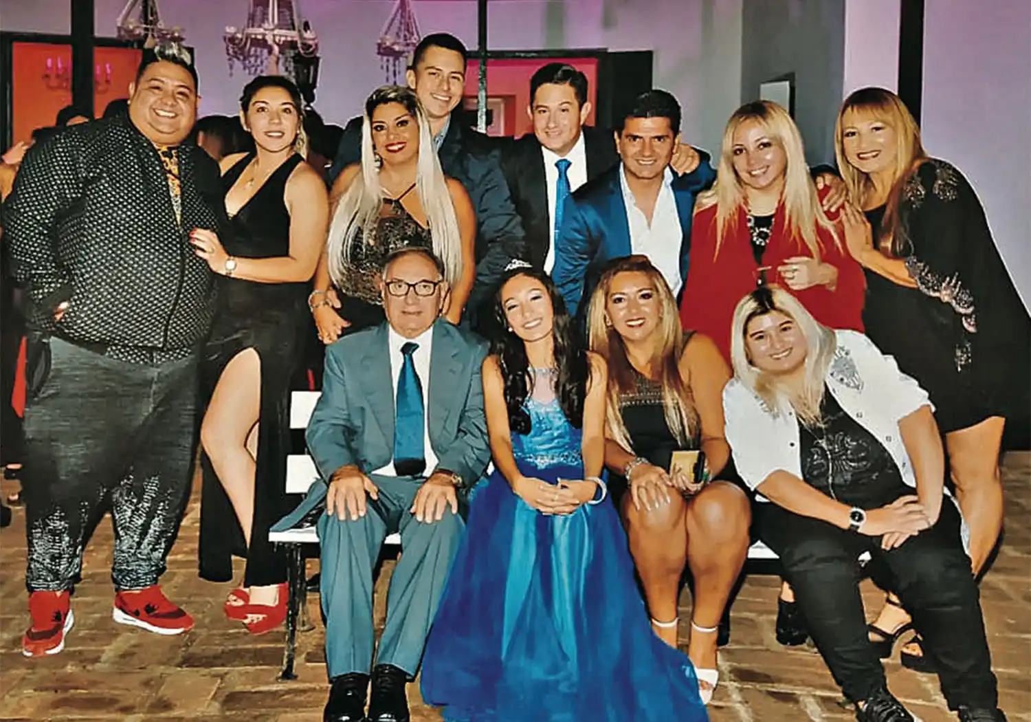 LA FAMILIA. Kairuz, rodeado de sus seres queridos, en su casa de Salta.