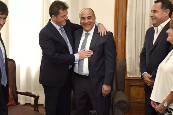 Después de tratarlo como caudillo feudal, Massa celebró el triunfo de Manzur