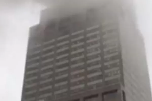 Un helicóptero chocó contra un edificio en Nueva York