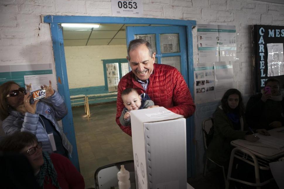 OTRO SEMBLANTE. Un alegre Alperovich fue a votar junto con su nieto. prensa José alperovich