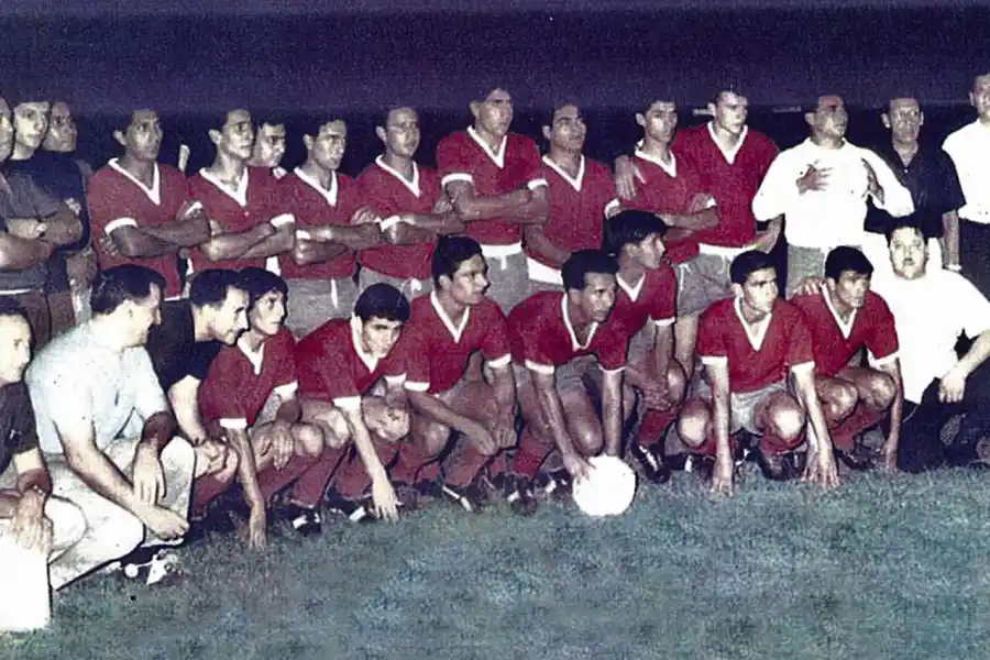 AQUí ESTÁN, ELLOS SON. En la foto aparece el combinado tucumano que enfrentó a Santos (Brasil), en 1966, en el estadio de 25 de Mayo y Chile.