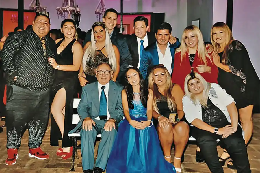 LA FAMILIA. Kairuz, rodeado de sus seres queridos, en su casa de Salta.