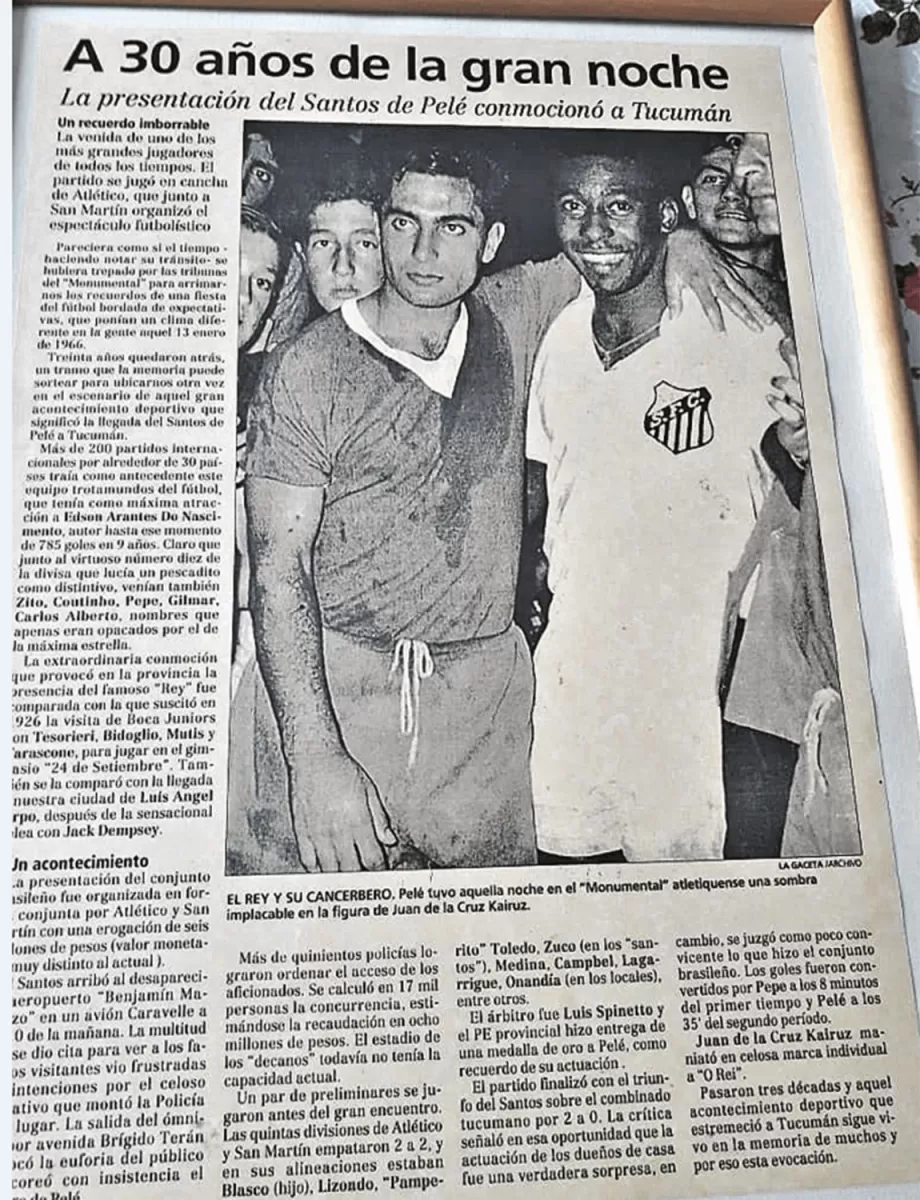 FOTO HISTÓRICA. Kairuz posó junto a Pelé, en el facsímil de la edición de LA GACETA del 14 de enero de 1966.