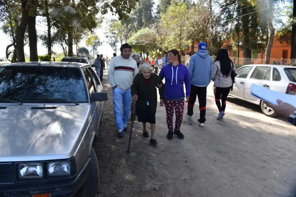 CON EL FRESCO DE LA MAÑANA. La escuela Belisario López convocó a buena parte de los vecinos de Graneros. Votaron sin incidentes. la gaceta / fotos de osvaldo ripoll