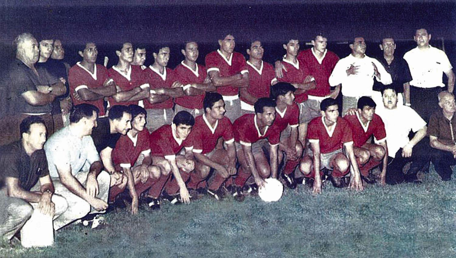AQUí ESTÁN, ELLOS SON. En la foto aparece el combinado tucumano que enfrentó a Santos (Brasil), en 1966, en el estadio de 25 de Mayo y Chile.