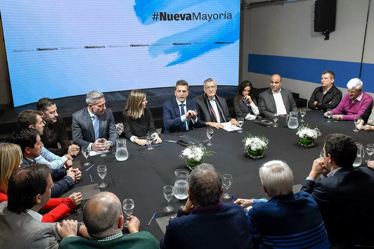 CONVERSACIONES. Sergio Massa habla ante los dirigentes peronistas. A su izquierda, Gioja, presidente del PJ Nacional.