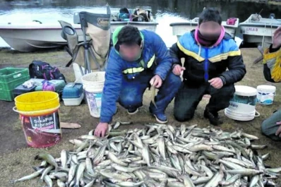 La pesca prohibida destruye la fauna ictícola en el dique La Angostura