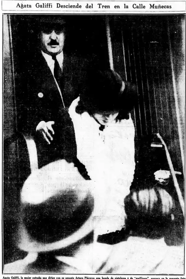 EN TUCUMÁN. Ágata Galiffi  baja del convoy rodeada de los efectivos policiales que la custodiaron en su regreso para ser juzgada aquí.