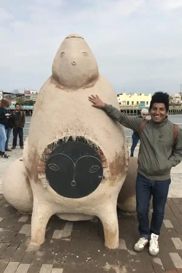 VASIJA RITUAL. Las culturas del NOA tienen sus propios rostros en las esculturas del artista.