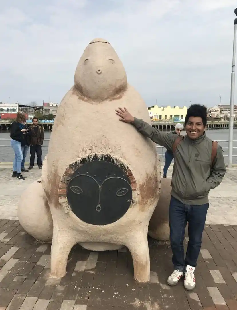 VASIJA RITUAL. Las culturas del NOA tienen sus propios rostros en las esculturas del artista.