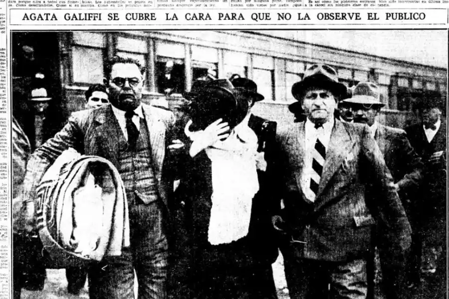 LOS DELINCUENTES. La “Flor de la Mafia” (centro) y su pareja, Arturo Pláceres, minutos después de bajar del tren que los trajo desde Rosario.  