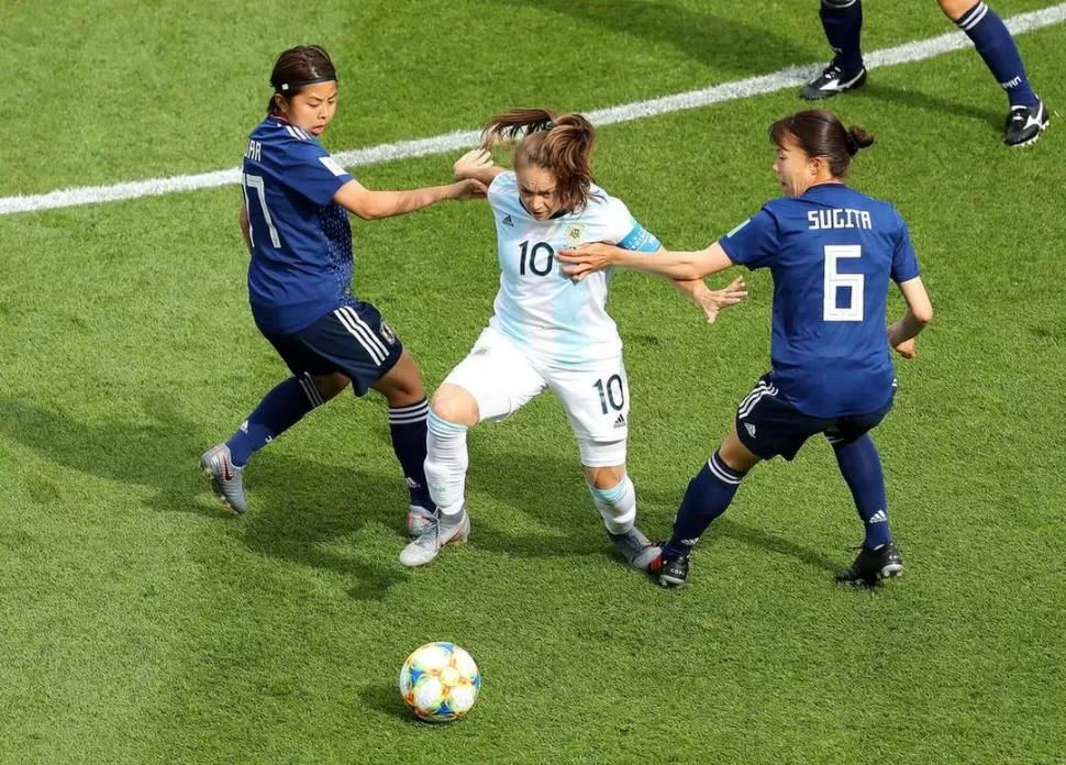 ¡OLE!... Banini, que luce el 10 y lleva la cinta de capitán como Maradona y Messi entre los hombres, supera a dos japonesas. prensa afa