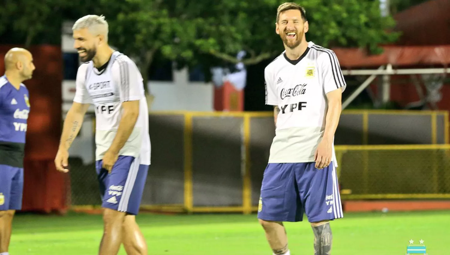 Agüero y Messi, que comparten la habitación, formarán la dupla de ataque. (FOTO TOMADA DE @Argentina)