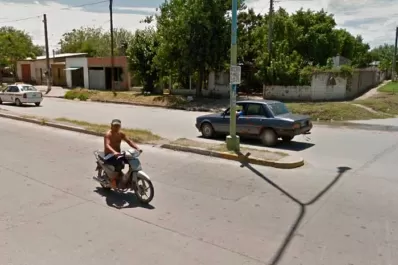 Golpeó a los agentes con un palo cuando detenían a su hijo