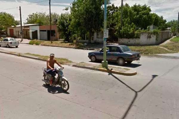 Golpeó a los agentes con un palo cuando detenían a su hijo