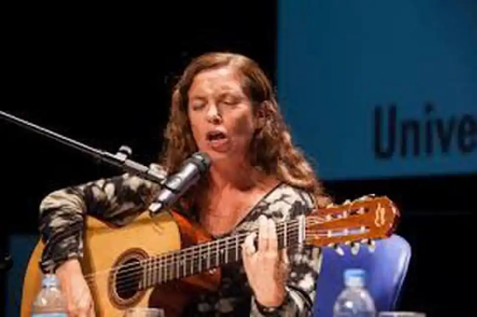  SANDRA MIHANOVICH. Cierra el domingo.-