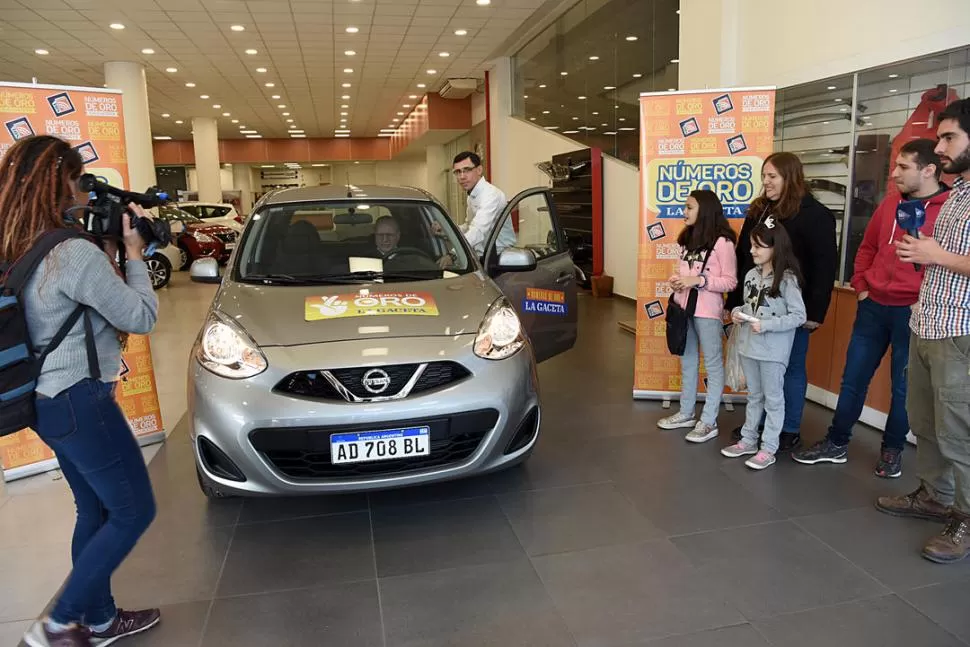 EN LA LÍNEA DE SALIDA. José Luis pone en marcha su auto nuevo, ante la mirada de su hija y de sus nietas. LA GACETA / FOTOS DE JOSÉ NUNO.-