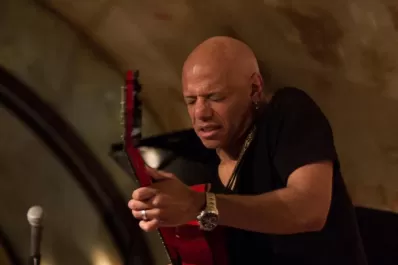 Suena todo el jazz en la guitarra de Whitfield