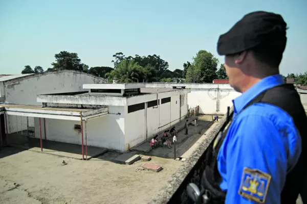 Involucran a una funcionaria de la cárcel en el ingreso de pastillas en el penal de Concepción