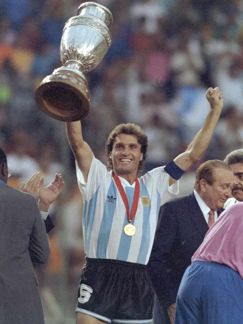 LA ÚLTIMA. Ruggeri alza la copa; la Selección, dirigida por Basile, ganó en 1993. 