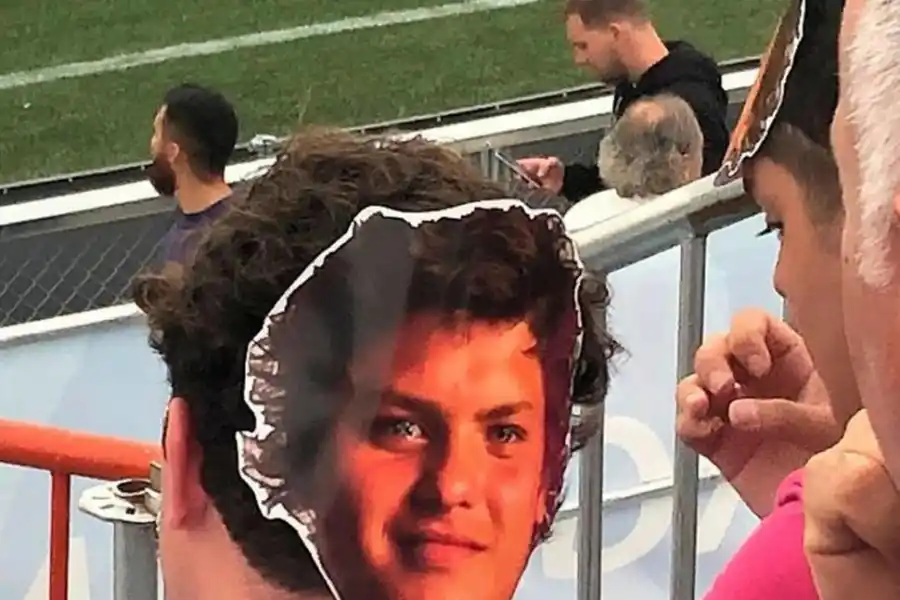 ENMASCARADOS. Amigos de Thomas Gallo con las caretas del pilar de “Uni”, que lucen desde el partido contra Fiji.