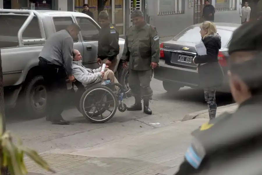 JORNADA. Demorado, el líder de la organización llega a la sede judicial. 