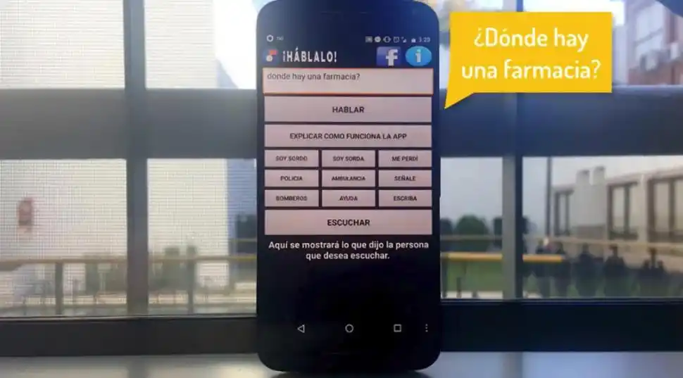 INCLUSIVIDAD. Con la aplicación ¡Háblalo!, el celular pronuncia palabras escritas y reproduce lo que oye. 