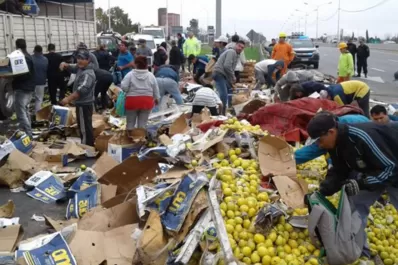 Un camión con limones de Tucumán volcó en Rosario y fue saqueado