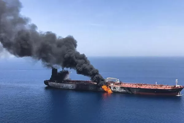 El incendio de dos petroleros lleva alarma al Golfo Pérsico