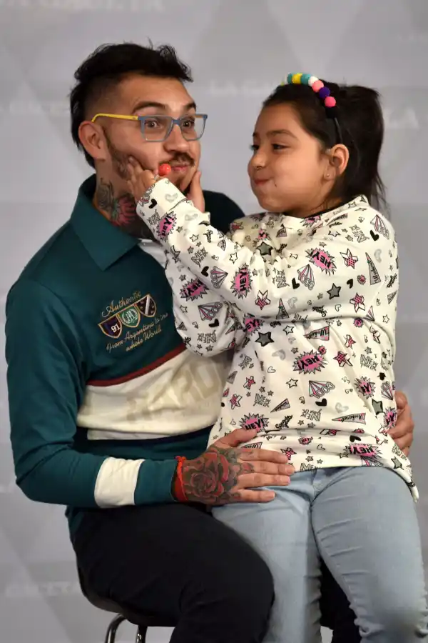 Enzo Vargas y su hija Olivia. Ropa de Hardfield.