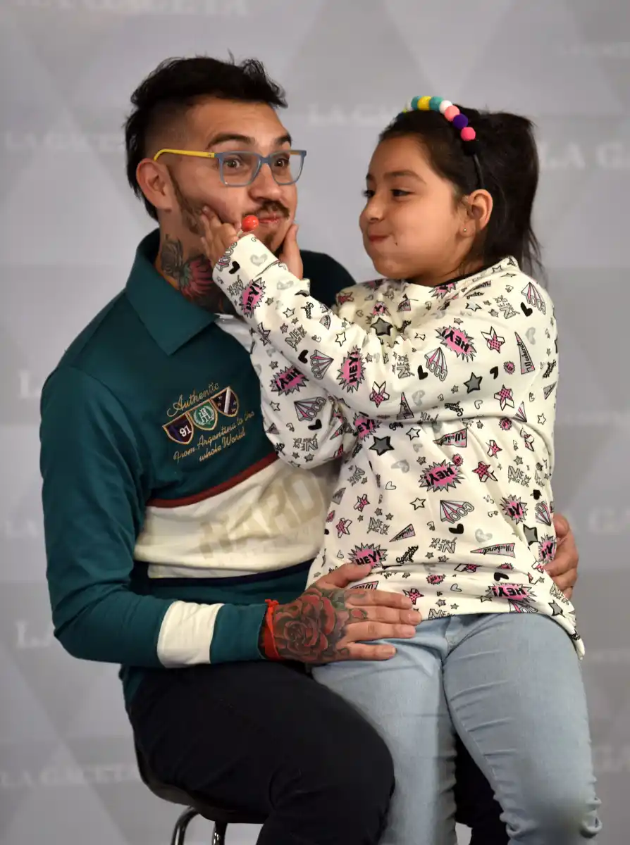 Enzo Vargas y su hija Olivia. Ropa de Hardfield.