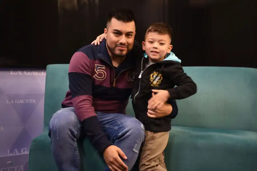 Leonardo Sandoval y su hijo Theo. Ropa de Hardfield.