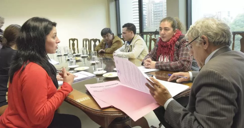 JUICIO POLÍTICO. Khoder analiza un caso junto a legisladores de la comisión. prensa honorable legislatura de tucumán