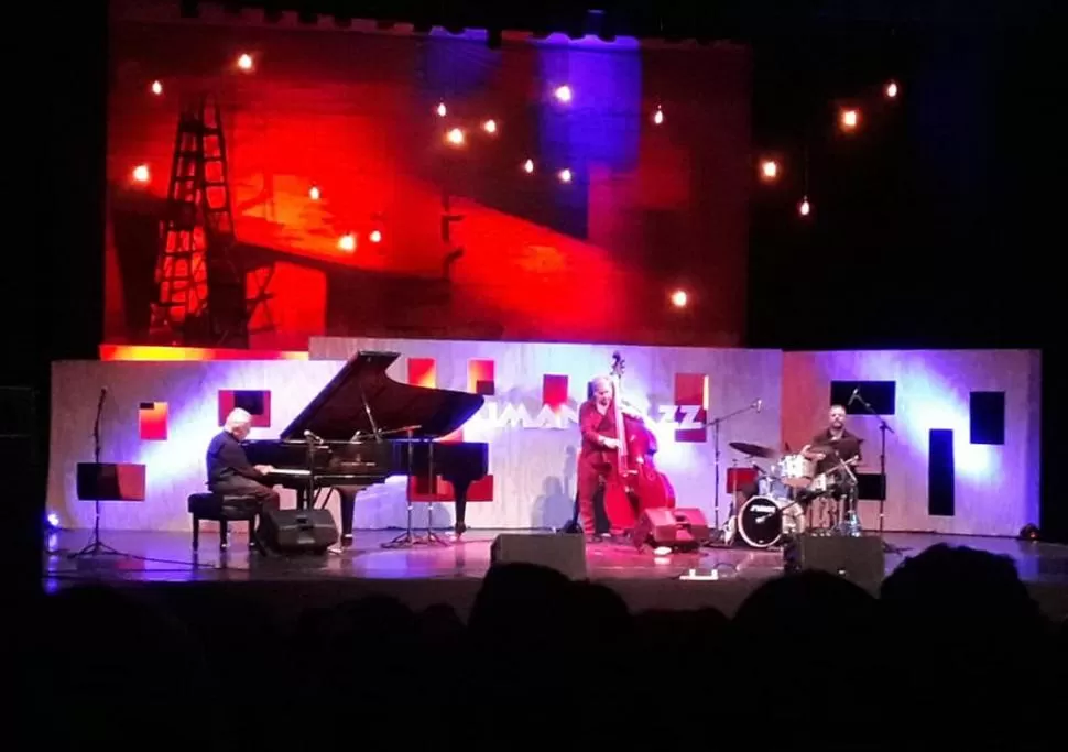 TRES SON SUFICIENTES. Jorge Navarro, Arturo Puertas y Fernando Martínez abrieron el festival con su recital “Por todos estos años”, con temas clásicos.  