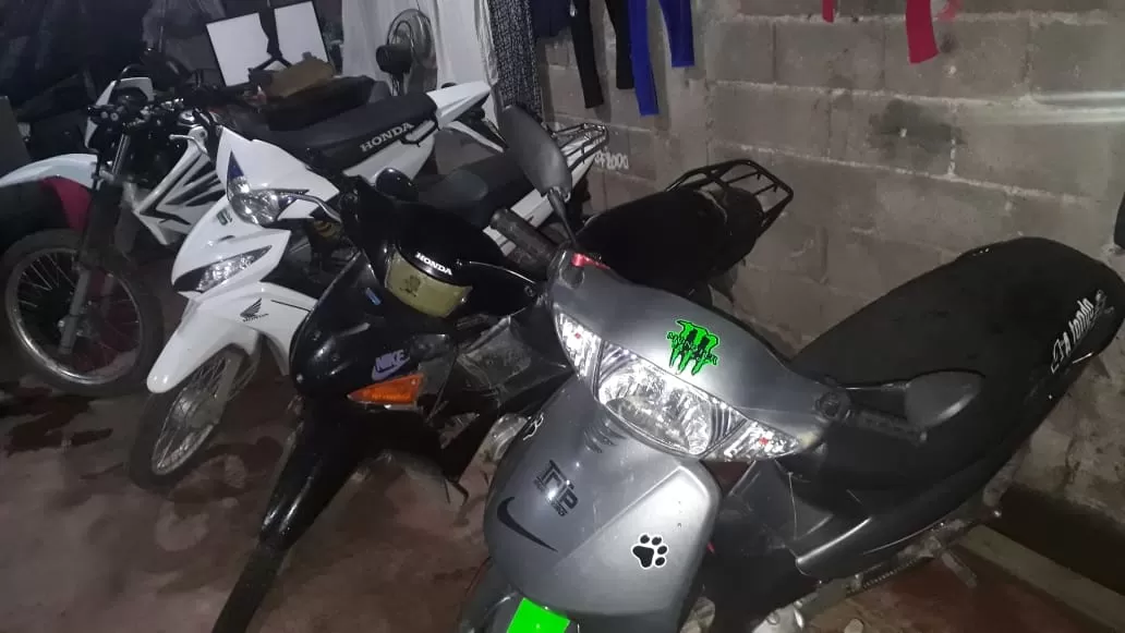Las motos robadas y adulteradas que encontraron en el galpón.