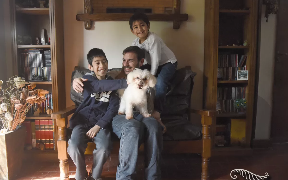 DIA DEL PADRE. Julio junto a sus dos hijos y a su perro.
