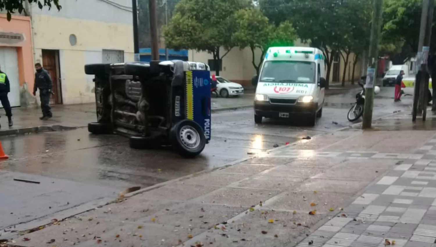 Chocaron una camioneta de la Policía y un colectivo: hay heridos