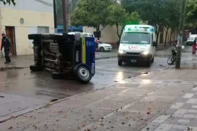 Chocaron una camioneta de la Policía y un colectivo: hay heridos
