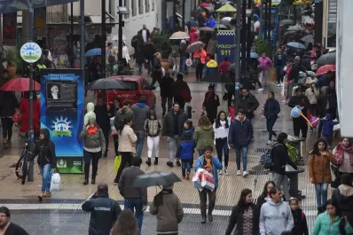 Pese a la lluvia, los tucumanos invadieron el centro en busca del regalo para papá