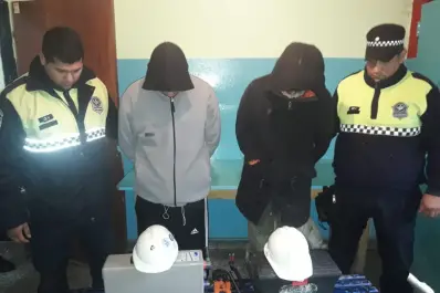 In fraganti: los detuvieron mientras robaban baterías de una antena de telefonía celular
