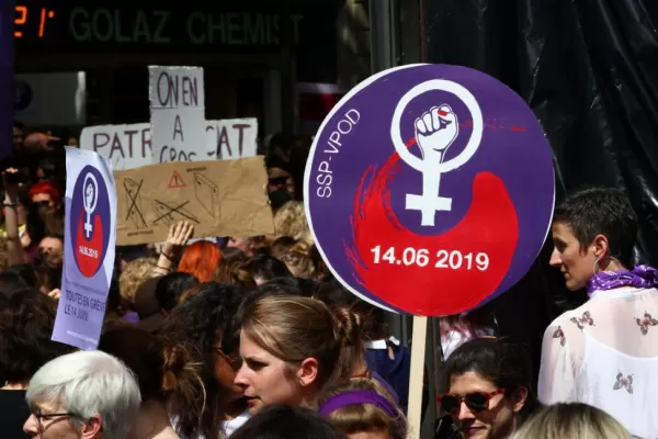 Miles de mujeres marchan en Suiza pidiendo igualdad