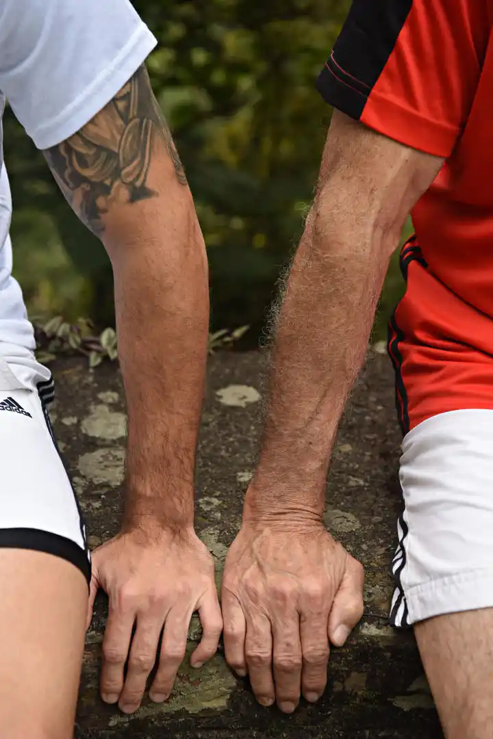 -NIETO Y ABUELO. Ambos corredores durante un momento de descanso.-