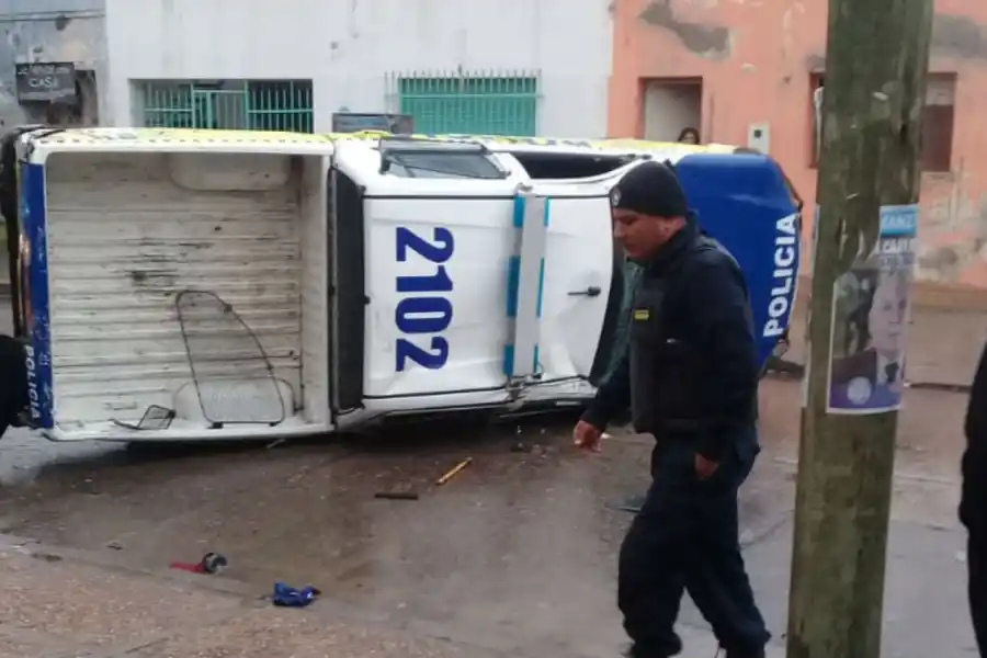 Chocaron una camioneta de la Policía y un colectivo: hay heridos