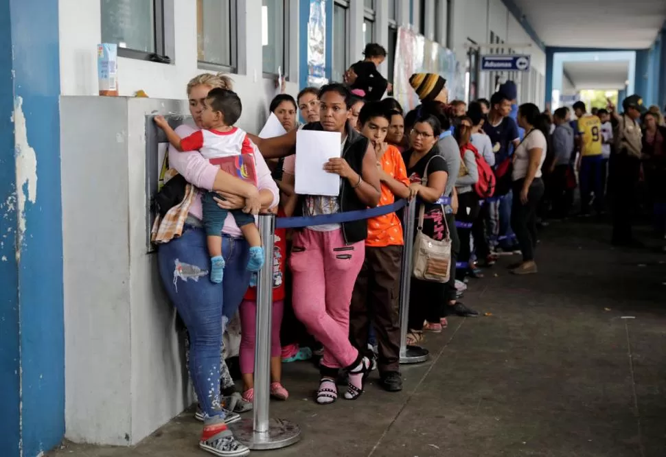 ÚLTIMAS HORAS. A partir de hoy rige el pedido del pasaporte con visado a los ciudadanos venezolanos.  Reuters