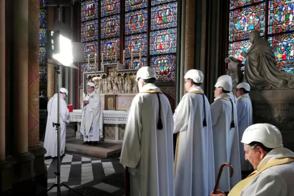 La primera misa en Notre Dame luego del incendio fue con cascos