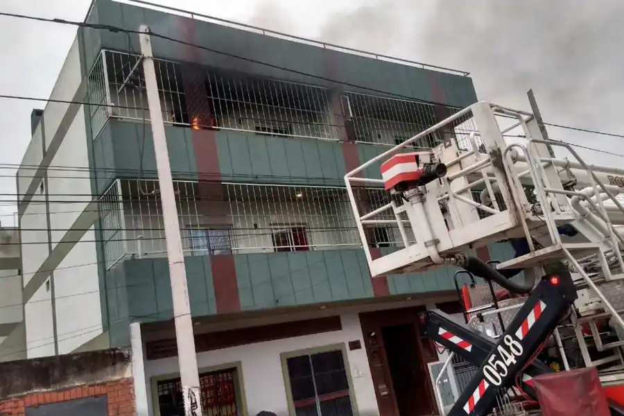 Olvidaron una estufa prendida, la corriente volvió de golpe y se incendió el departamento