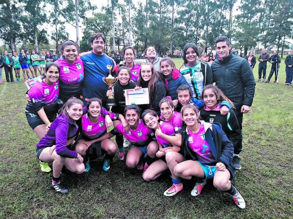TRIUNFALES. Las chicas de Alberdi Rugby Blanco se coronaron en Juveniles. foto Rugby Femenino Tucumán