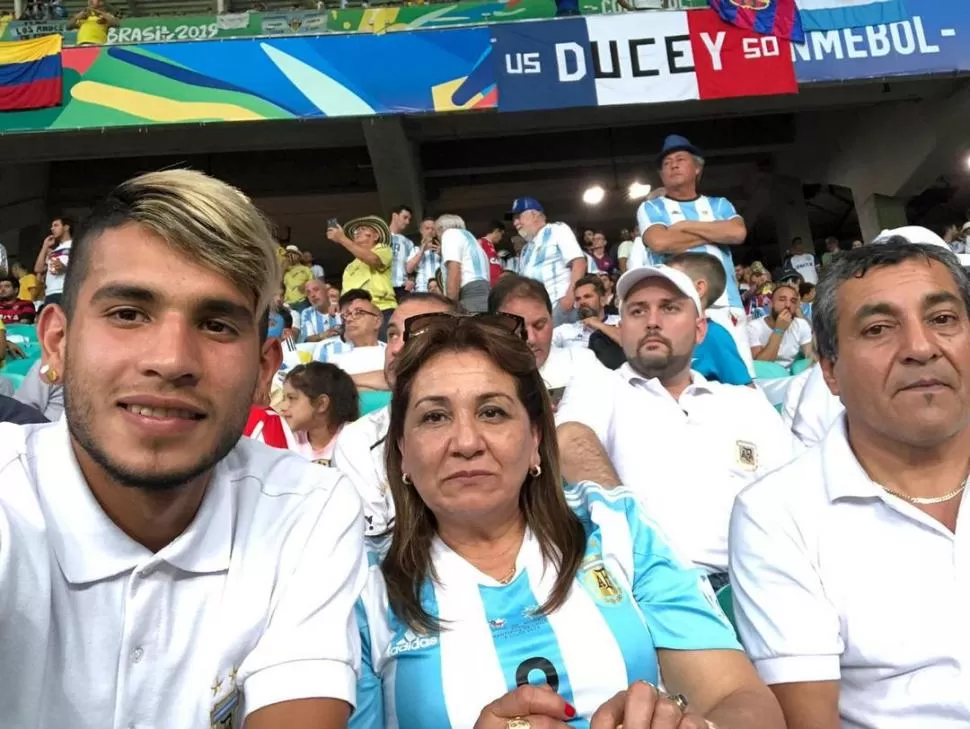 FAMILIA. Su hermano Facundo y sus padres Leo y Rosa aparecen en el estadio.   