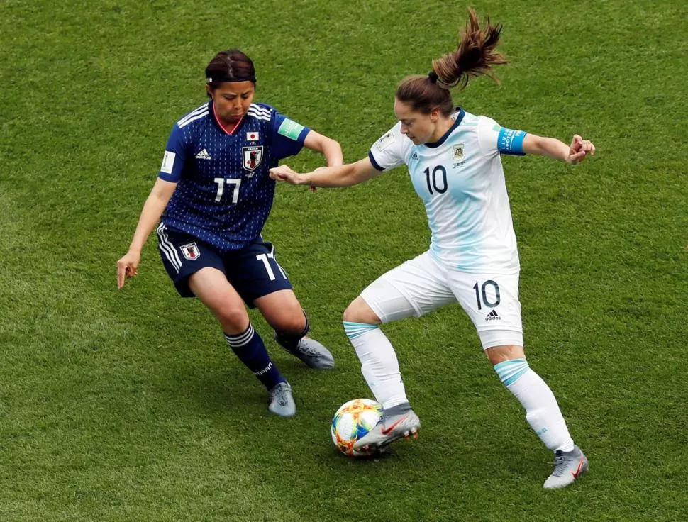 REIVINDICACIÓN DE GÉNERO. Tras el debut ante Japón, Estefanía Banini contó la lucha de la mujer argentina por la igualdad. Reuters