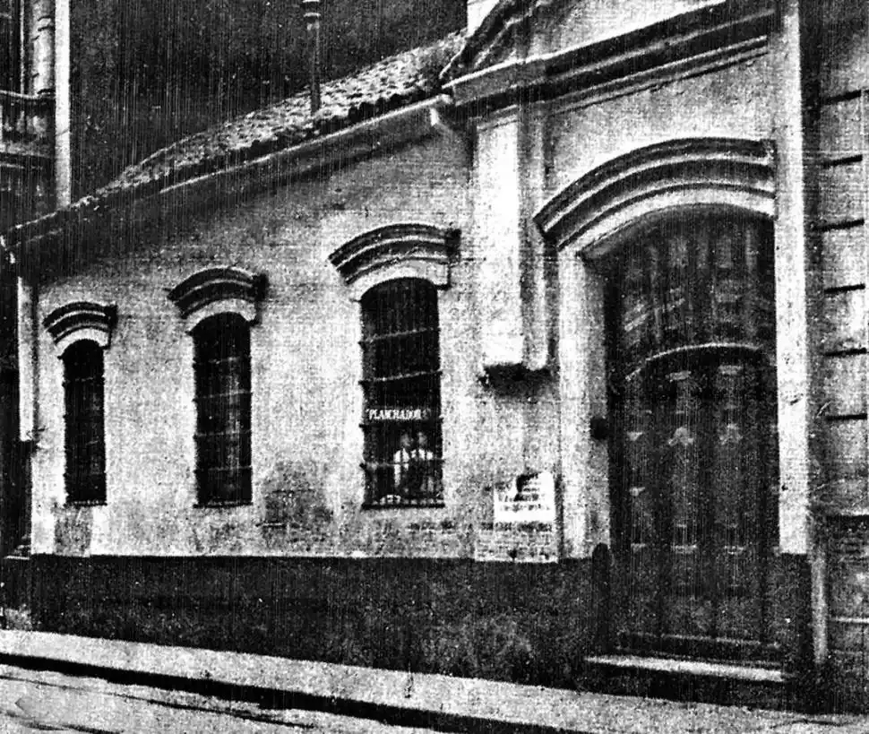 - HORAS DE REFUGIO. Casa del cónsul inglés Robert Gore, donde se refugió Rosas después de ser vencido. A la madrugada, partió a embarcarse con su hija.-